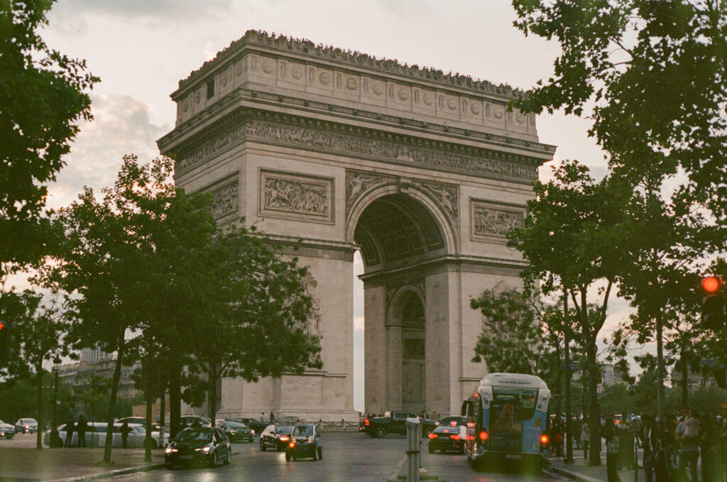 L'arc de triomphe is a Paris landmark that would make for beautiful elopement photos.